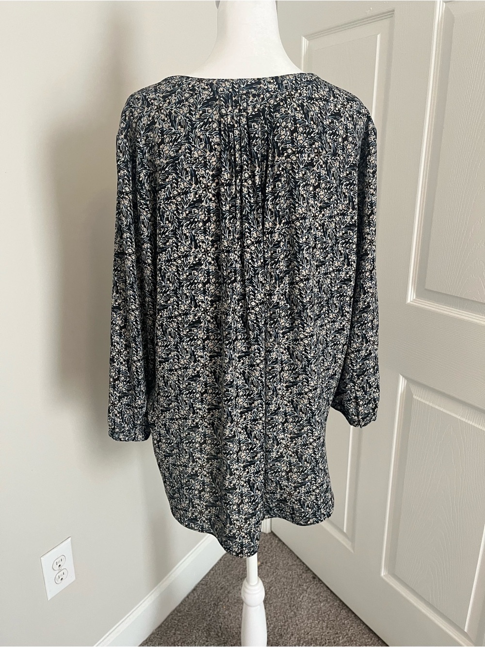 NYDJ Black Pintuck Floral Blouse Size XL - Picture 4 of 6